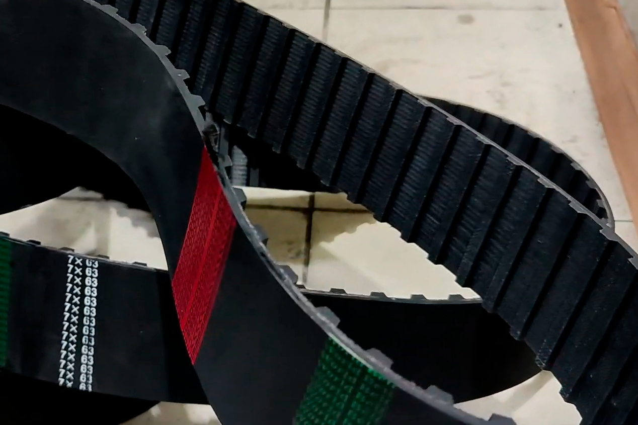 Сборный стык зубчатого ремня в работе